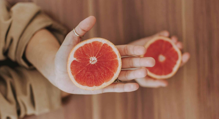 Grapefruits in der Hand Bitterstoffe Lebensmittel Bitterer Geschmack
