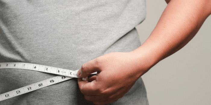 Person misst seinen Bauchumfang Fatburner im Check