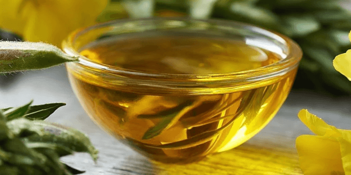 Nachtkerzenöl in einem Glas Nachtkerzenöl